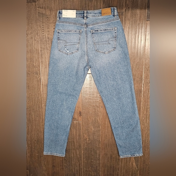 American Eagle Brand New Light Blue Mom Jeans sz 2 short - Picture 9 of 10